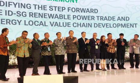 Sejumlah perusahaan swasta Indonesia dan Singapura meneken kerja sama perdagangan listrik rendah karbon dalam Indonesia Sustainibility Forum (ISF) di Park Hyatt, Jakarta, Jumat (8/9/2023).  