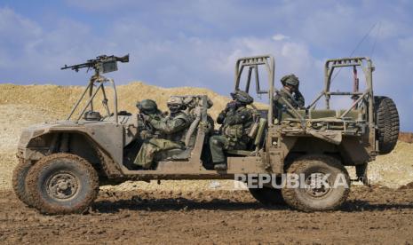 Tentara Israel berkendara di dekat perbatasan dengan Jalur Gaza, seperti yang terlihat di Israel selatan, Selasa, (6/2/2024).