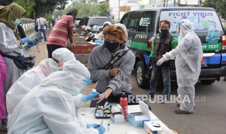 Gugus Tugas Percepatan Penanggulangan Covid-19 Jabar melakukan rapid test via Mobile Covid-19 Test, di Kota Cimahi. Pengetesan masif secara intens dilakukan salah satunya untuk menghadapi penerapan Adaptasi Kebiasaan Baru (AKB) atau new normal.