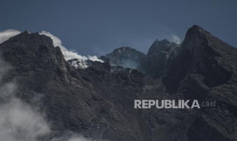 Kubah lava Gunung Merapi terlihat dari Desa Kalitengah, Glagaharjo, Cangkringan, Sleman, Yogyakarta, Jumat (10/4/2020). Menurut laporan Balai Penyelidikan dan Pengembangan Teknologi Kebencanaan Geologi (BPPTKG) Yogyakarta pada tanggal 27 Maret - 2 April 2020, analisis morfologi area kawah menggunakan foto udara menunjukan volume kubah lava telah mencapai 291 ribu meter kubik dan sedikit mengalami perubahan bentuk