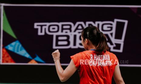 Atlet bulu tangkis tunggal putri DKI Jakarta Ruseli Hartawan melakukan selebrasi usai berhasil mengembalikan kok ke arah tunggal putri Asty Dwi Widyaningrum saat babak semifinal bulu tangkis beregu putri PON Papua di Gor Waringin, Kota Jayapura, Papua, Jumat (8/10). Tim beregu DKI Jakarta berhasil melaju ke babak final usai mengalahkan tuan rumah Papua dengan skor 2-1. Republika/Thoudy Badai