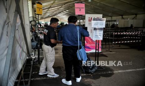 Calon penonton menukarkan tiket konser Blackpink di Parkir Selatan Gelora Bung Karno (GBK) Jakarta, Kamis (9/3/2023). Pada konser Blackpink hari ini, ada beberapa benda yang tidak boleh dibawa penonton. (ilustrasi)