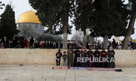  Orang-orang berdoa selama perayaan Isra dan Miraj yang menandai kenaikan Nabi Muhammad, di kompleks yang dihormati oleh orang-orang Yahudi sebagai Temple Mount dan Muslim sebagai Tempat Suci di Kota Tua Yerusalem 11 Maret 2021. The Dome of the Batu terlihat di latar belakang. 