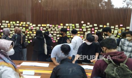 Para pentakziah menuliskan ucapan dan doa saat takziah untuk putra sulung Gubernur Jawa Barat Ridwan Kamil, Emmeril Kahn Mumtadz atau Eril, di rumah dinas Gubernur Jawa Barat Gedung Pakuan, Kota Bandung, Sabtu (4/6). Para pentakziah dari berbagai kalangan terus berdatangan ke Gedung Pakuan untuk menyampaikan belasungkawa.