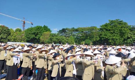 Suasana upacara pembukaan Pelatihan Pembelajar Sukses Mahasiswa Baru (PPSMB) Pionir Gadjah Mada di Lapangan Pancasila, Grha Sabha Pramana (GSP) UGM, Senin (31/7/2023). 