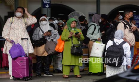 Warga berdiri di samping barang-barang mereka setelah tiba di Stasiun Senen di Jakarta, Selasa (25/4/2023). Kepala Hubungan Masyarakat (Humas) PT KAI Daop 1 Jakarta Eva Chairunisa menyebutkan sebanyak 40.500 tiket kereta api sudah terjual untuk tujuan pemberhentian di area DAOP 1 Jakarta dengan jadwal tiba pada 30 April dan 1 Mei.