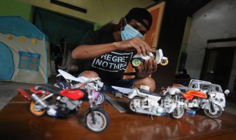 Seorang perajin membuat kerajinan miniatur motor di Purwodadi, Bugisan, Prambanan, Klaten, Jawa Tengah, Ahad (19/9/2021). Hasil kerajinan miniatur kendaraan motor dan mobil yang terbuat dari bahan dasar pipa atau paralon bekas tersebut dijual dari harga Rp100 ribu hingga Rp700 ribu tergantung jenis dan tingkat kesulitannya. 