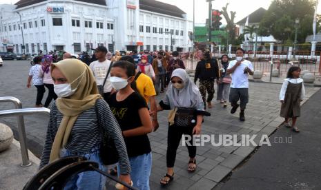 Wisatawan memadati kawasan titik nol Yogyakarta, Ahad (27/3/2022). Pekan terakhir sebelum Ramadhan pengunjung memadati kawasan wisata di Yogyakarta. Titik Nol Yogyakarta menjadi yang ramai dikunjungi sebagai tujuan akhir menghabiskan sore di Yogyakarta.