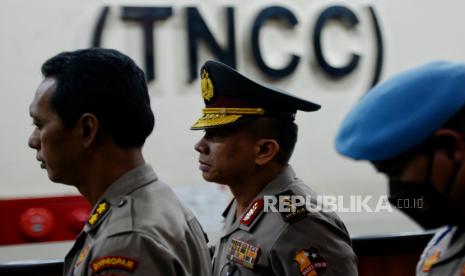 Mantan Kadiv Propam Irjen Ferdy Sambo (tengah) berjalan keluar dari ruang sidang usai menjalani sidang kode etik di Gedung TNCC Mabes Polri, Jakarta, Jumat (26/8/2022). Irjen Ferdy Sambo resmi dipecat secara tidak hormat dari Polri. Keputusan dikeluarkan oleh Komisi Etik Profesi Polri (KEPP) pada Jumat (26/8/2022) dinihari WIB. Republika/Thoudy Badai