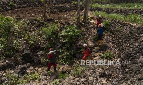 Relawan dari Save Rescue menyusuri Gua Cikal di Jeruken, Girisekar, Panggang, Gunungkidul, DI Yogyakarta, Kamis (15/10/2020). Relawan Save Rescue melakukan eksplorasi gua untuk mencari dan melakukan pemompaan dari sumber mata air sungai bawah tanah di kawasan pegunungan kapur Gunungkidul sebagai upaya mengatasi permasalahan kebutuhan air bersih saat musim kemarau. 