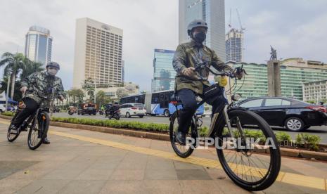 Gubernur DKI Jakarta Anies Baswedan dan Wakil Gubernur DKI Jakarta Ahmad Riza Patria menaiki sepeda saat melakukan inspeksi di kawasan Bundaran HI, Jakarta, Jumat (2/10). DPRD DKI Jakarta resmi mengesahkan rancangan peraturan daerah (raperda) mengenai penanggulangan Covid-19 di Jakarta menjadi perda. Wakil Gubernur DKI Jakarta Ahmad Riza Patria mengatakan, harapannya perda tersebut dapat menjadi landasan yang kuat untuk memutus mata rantai penyebaran virus corona.