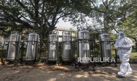 Pekerja berjalan di dekat tabung oksigen di Jumbo Covid-19 Centre, Mumbai, India, Senin (26/4). Kasus COVID-19 di India meningkat pesat di beberapa kota metro hingga mengakibatkan kekurangan tempat tidur pasien Covid 19 dan suplai oksigen. EPA-EFE/DIVYAKANT SOLANKI