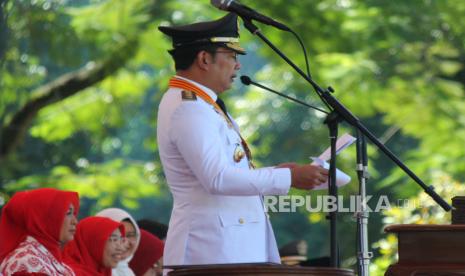 Gubernur Jawa Barat (Jabar) Ridwan Kamil (Emil). Gubernur Jabar Ridwan Kamil sebut rekayasa cuasa jadi salah satu solusi polusi udara.