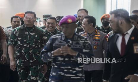 Kepala Staf TNI Angkatan Laut (KSAL) Laksamana Yudo Margono didampingi Kepala Staf Angkatan Darat Jenderal Dudung Abdurachman, Kepala Staf Angkatan Udara Marsekal TNI Fadjar Prasetyo dan Kapolri Jenderal Listyo Sigit prabowo (dari kiri ke kanan) tiba untuk mengikuti uji kelayakan dan kepatutan calon Panglima TNI di Kompleks Parlemen, Senayan, Jakarta, Jumat (2/12/2022). KSAL Yudo Margono menjadi calon tunggal panglima TNI menggantikan Jenderal Andika Perkasa yang akan memasuki masa pensiun pada 21 Desember 2022. Pada kesempatan tersebut, Yudo memaparkan empat program prioritas mewujudkan visi TNI yang patriot. Republika/Putra M. Akbar