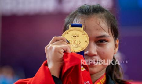 Atlet angkat besi Indonesia Juliana Klarisa. Indonesia raih 70 medali emas dan menyalip perolehan medali Kamboja di SEA Games 2023