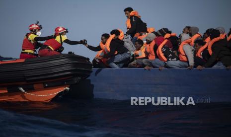 Migran Suriah di Spanyol Buat Media Berbahasa Arab Pertama. Migran dari Eritrea, Mesir, Suriah dan Sudan, dibantu oleh pekerja bantuan dari LSM Spanyol Open Arms, setelah melarikan diri dari Libya dengan kapal kayu berbahaya di laut Mediterania, sekitar 110 mil sebelah utara Libya, pada Sabtu, 2 Januari, 2021.