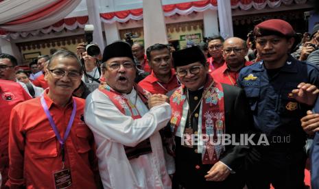 Pasangan bakal calon gubernur dan wakil gubernur DKI Jakarta Pramono Anung (kanan) dan Rano Karno (kiri) berfoto dengan pose salam komando usai mendaftar di kantor KPU DKI Jakarta, Rabu (28/8/2024). Pasangan Pramono-Rano menjadi pendaftar pertama bakal calon gubernur dan wakil gubernur DKI Jakarta sebagai peserta dalam Pilgub DKI Jakarta 2024 dengan dukungan PDI Perjuangan. Seusai pendaftaran, KPU DKI Jakarta akan melakukan verifikasi data dan berkas bakal calon gubernur dan wakil gubernur sebelum ditetapkan sebagai calon gubernur dan wakil gubernur.