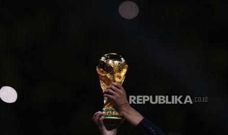 Trofi diambil di atas panggung pada akhir pertandingan sepak bola final Piala Dunia antara Argentina dan Prancis di Stadion Lusail di Lusail, Qatar, Ahad, 18 Desember 2022.