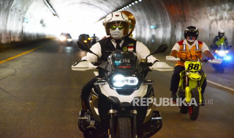 Gubernur Jawa Barat Ridwan Kamil (Emil) dengan menggunakan sepeda motor meninjau pembangunan Tol Cisumdawu (Cileunyi, Sumedang dan Dawuan), Senin (10/1/2022). Cisumdawu rencananya akan beroperasi penuh pada Juni 2022. Emil berharap faktor keamanan dan keselamatan menjadi hal utama yang harus diperhatikan sebagai jaminan bagi pengguna Tol Cisumdawu.