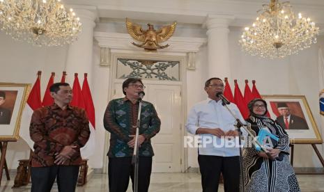 Kepala Badan Pusat Statistik (BPS) Margo Yuwono (dua dari kiri) dan Penjabat (Pj) Gubernur DKI Jakarta Heru Budi Hartono (dua dari kanan) usai membahas sinkronisasi data regsosek di Balai Kota DKI Jakarta, Kamis (9/2/2023).  Kepala BPS dan Pj Gubernur DKI sepakat untuk menekan data warga miskin ekstrem.