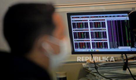 Karyawan mengamati pergerakan harga saham di Profindo Sekuritas, Jakarta. Indeks Harga Saham Gabungan (IHSG) dibuka menguat pada perdagangan Rabu (23/3). Setelah ditutup menguat di level 7.000,82 pada perdagangan kemarin, IHSG kembali melanjutkan kenaikan pada pagi ini ke posisi 7.010,83.