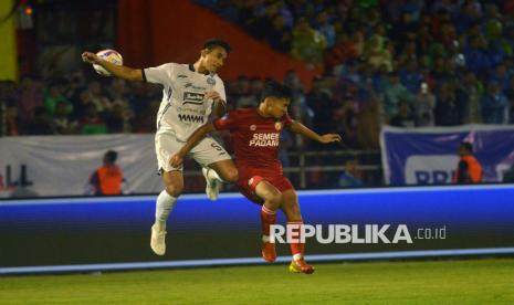 Pesepak bola Semen Padang FC Gala Pagamo (kanan) duel bola dengan pemain Persija Jakarta Rizky Ridho (kiri) pada pertandingan lanjutan BRI Liga 1 di Stadion H Agus Salim Padang, Sumatera Barat, Jumat (6/12/2024). Semen Padang FC dikalahkan Persija Jakarta dengan skor 0-1. 