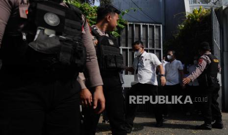 Polisi membawa koper hasil penggeledahan rumah Ketua KPK Firli Bahuri di Jalan Kertanegara, Kebayoran Baru, Jakarta, Kamis (26/10/2023). Penggeledahan tersebut diduga terkait kasus dugaan pemerasan mantan Menteri Pertanian Syahrul Yasin Limpo oleh Ketua KPK Firli Bahuri. Selain di Kertanegara, rumah Ketua KPK Firli Bahuri di Perumahan Villa Galaxy, Bekasi, Jawa Barat, juga digeledah oleh Polisi.