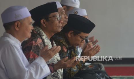 Mahfud MD (kedua kiri) saat ziarah dan doa bersama di pusara Pahlawan Nasional K.H.R Asad Syamsul Arifin di Pondok Pesantren (ponpes) Salafiyah Syafiiyah, Situbondo.