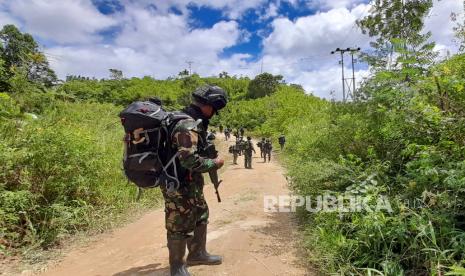 Sejumlah pasukan TNI yang tergabung dalam Satgas Tinombala berjalan disekitar perkampungan warga yang menjadi lokasi penyerangan yang diduga dilakukan kelompok teroris Mujahidin Indonesia Timur (MIT) pimpinan Ali Kalora, di Dusun Lewonu, Desa Lemban Tongoa, Kabupaten Sigi, Sulawesi Tengah, Selasa (1/12/2020). Serangan yang terjadi pada Jumat (27/11/2020) itu menewaskan empat warga dan hingga kini aparat TNI dan Polri yang tergabung dalam Satgas Tinombala terus berupaya melakukan pengejaran untuk menangkap para pelaku. 