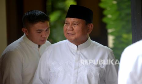 Menteri Pertahanan, Prabowo Subianto usai pertemuan dengan Presiden Joko Widodo di Surakarta, Jawa Tengah, Sabtu (22/4/2023). Pertemuan ini menurut Prabowo hanya silaturahim biasa saat Hari Raya Idul Fitri dan menjadi jadwal rutin tahunan. Tidak ada pembicaraan politik pada pertemuan yang berlangsung selama 1,5 jam di kediaman Jokowi ini.