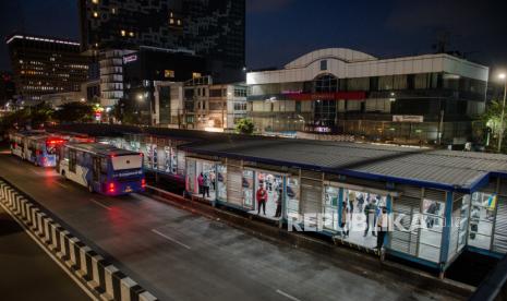 Sejumlah calon penumpang menunggu bus transjakarta di Halte Harmoni, Jakarta, Senin (8/6). Antrean calon penumpang tersebut terjadi setelah ativitas perkantoran dan ekonomi kembali dibuka di Jakarta ditengah masa transisi pembatasan sosial berskala besar (PSBB) akibat pandemi COVID-19