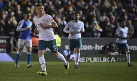 Pemain Manchester City Oleksandr Zinchenko berlari di lapangan selama pertandingan sepak bola putaran kelima Piala FA Inggris antara Peterborough United dan Manchester City di Stadion Weston Homes, Peterborough, Inggris, Selasa, 1 Maret 2022.