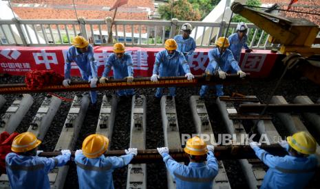 Pekerja bersiap melakukan pemasangan rel Kereta Cepat Jakarta Bandung (KCJB) di Stasiun Halim, Jakarta , Jumat (31/3/2023). Menteri Koordinator Bidang Maritim dan Investasi Luhut Binsar Pandjaitan mengatakan pemerintah sudah mendekati tahap final untuk mengantongi pinjaman sebesar 560 juta dolar AS untuk menyelesaikan proyek Kereta Cepat Jakarta-Bandung.