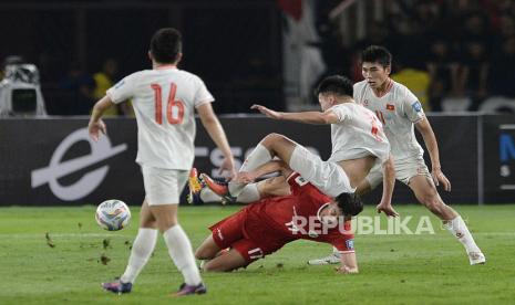 Pemain Timnas Indonesia Ivar Jenner berebut bola dengan pemain Vietnam dalam pertandingan Kualifikasi Piala Dunia 2026 di Stadion Gelora Bung Karno, Senayan, Jakarta, Kamis (21/3/2024). Pada pertandingan itu Indonesia menang dengan skor 1-0. Gol timnas Indonesia lahir dari kaki Egy Maulana Vikri di menit ke-52.