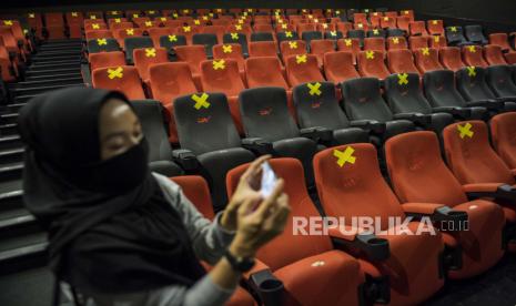 Suasana simulasi pembukaan dan peninjauan tempat hiburan bioskop CGV Cinemas di Bandung Electronic Center (BEC), Bandung, Jawa Barat, Kamis (9/7/2020). Simulasi tersebut dilakukan dalam rangka peninjauan kesiapan tempat hiburan bioskop dalam penerapan protokol kesehatan seperti penggunaan alat pelindung wajah bagi karyawan, pembatas jaga jarak, masker, sarung tangan dan cairan disinfektan seiring tatanan normal baru di tengah pandemi COVID-19. ANTARA FOTO/M Agung Rajasa/aww.