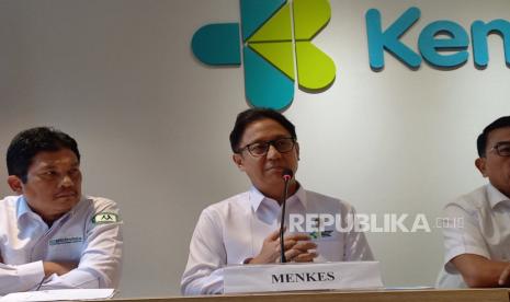 Menteri Kesehatan Budi Gunadi Sadikin memberikan pernyataan terkait petugas Pemilu 2024 yang meninggal dunia di Kantor Kementerian Kesehatan, Jakarta Selatan, Senin (19/2/2024). 