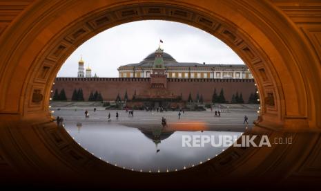 Kremlin tercermin dalam kaca yang terlihat melalui lengkungan GUM, Toko Negara di Lapangan Merah di Moskow, Rusia, Rabu, 22 September 2021. Infeksi Covid-19 baru di Rusia kembali menyentuh angka di atas 25.000 kasus per hari.