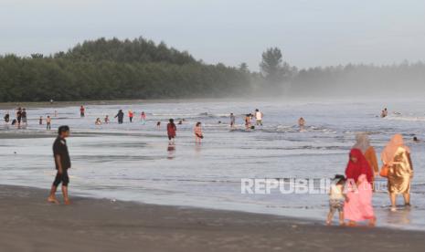 Pengunjung menikmati liburan di kawasan objek wisata namun sayangnya banyak yang mengabaikan protokol keseatan.