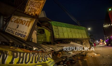 Ilustrasi kecelakaan truk. Kecelakaan lalu lintas yang terjadi di Jalan Trans Manokwari- Pegunungan Arfak, Rabu (13/4/2022) dini hari, akibat rem truk blong.