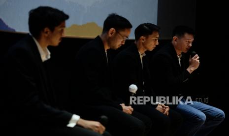 Pebasket Satria Muda Pertamina Ali Bagir, Widyanta Putra Teja, Hardianus Lakudu dan Pelatih Satria Muda Pertamina Youbel Sondakh (dari kiri ke kanan) memberikan paparan saat talkshow di Jakarta, Kamis (12/1/2023). Satria Muda memperpanjang kerja sama dengan Pertamina untuk lima tahun ke depan. Pada kesempatan tersebut Satria Muda Pertamina juga memperkenalkan 15 pemain tim yang akan tampil pada musim kompetisi 2023, yang terdiri dari 13 pemain lokal dan 2 legiun asing.