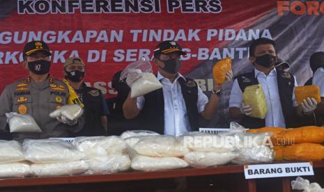 Kabareskrim Polri Komjen Listyo Sigit Prabowo (tengah) didampingi Kapolda Banten Irjen Fiandar (kiri) dan Kasatgasus Bareskrim Polri Brigjen Ferdy Sambo (kanan) memperlihatkan barang bukti paket sabu saat konferensi pers pengungkapan penyelundupan 821 kg sabu di Serang, Banten, Sabtu (23/5).