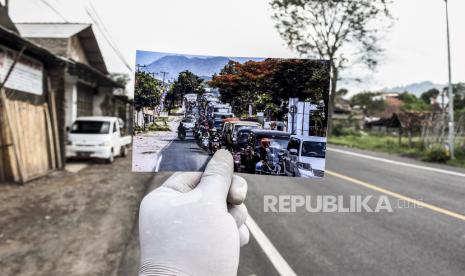 Foto perbandingan suasana kemacetan saat arus mudik sebelum adanya larangan mudik (depan) dan saat larangan mudik (belakang) di Jalur Selatan, Jalan Limbangan, Kabupaten Garut, Rabu (20/5). Sejak diberlakukannya larangan mudik oleh pemerintah guna memutus mata rantai penyebaran Covid-19, arus lalu lintas dari arah Bandung menuju Jawa Barat dan Jawa Tengah terpantau lengang