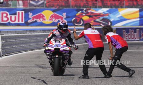 Jorge Martin dari Spanyol bersama tim Prima Pramac Racing merayakan kemenangan MotoGP bersama para kru belum lama ini.