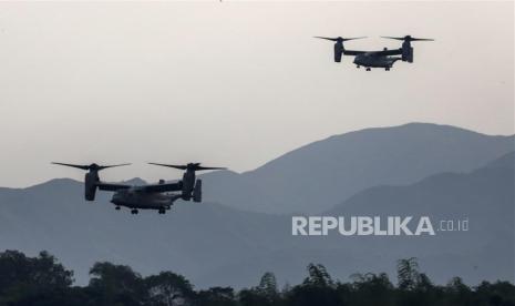  Pesawat Osprey militer Amerika Serikat bersiap untuk mendarat selama Latihan Balikatan ke-38 Filipina-AS yang dihadiri oleh Presiden Filipina Ferdinand Marcos Jr., di Stasiun Angkatan Laut Leovigildo Gantioqui di provinsi Zambales, utara Manila, Filipina, Rabu (26/4/2023). Balikatan, atau Bahu-ke- Latihan Bahu, melibatkan sekitar 17.600 pasukan Filipina dan AS yang bekerja sama untuk mengembangkan kemampuan pertahanan bersama, kontra-terorisme, memperkuat upaya keamanan maritim, dan mengatasi ancaman ekstremis bersama.