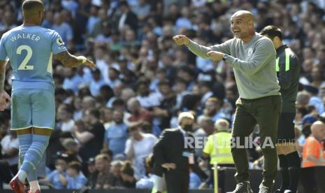  Pelatih kepala Manchester City Pep Guardiola berbicara kepada pemain Manchester City Kyle Walker selama pertandingan sepak bola Liga Premier Inggris antara Manchester City dan Arsenal di stadion Etihad di Manchester, Inggris, Sabtu, 28 Agustus 2021.