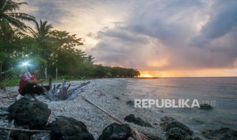 Warga menikmati matahari terbenam di Kawasan Ekonomi Khusus (KEK) Tanjung Lesung, Pandeglang, Banten.