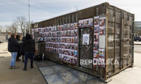 Pengunjung memeriksa  kontainer, yang merupakan bagian dari instalasi yang bertujuan untuk meniru kondisi di mana sandera Israel ditahan oleh Hamas di terowongan bawah tanah di Jalur Gaza. 