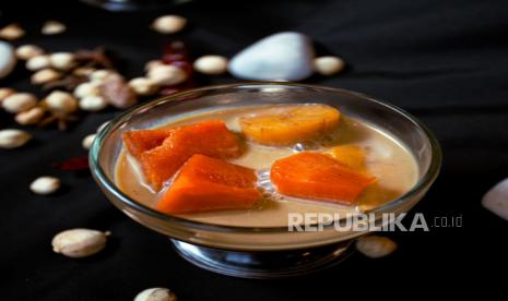 Kolak pisang dan ubi. Berikut ini resep kolak pisang dan ubi yang cocok menjadi menu buka puasa.