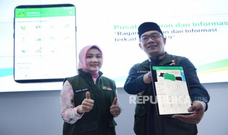 Gubernur Jawa Barat Ridwan Kamil (kanan) bersama Ketua Jabar Bergerak Atalia Praratya. Gubernur Ridwan Kamil sebut istrinya, Atalia punya kapasitas untuk terjun ke politik.