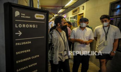 Menteri Koperasi dan UKM Teten Masduki berbincang dengan pelaku UKM di Hallway Space Kosambi, Bandung, Jawa Barat, Jumat (11/6/2021).